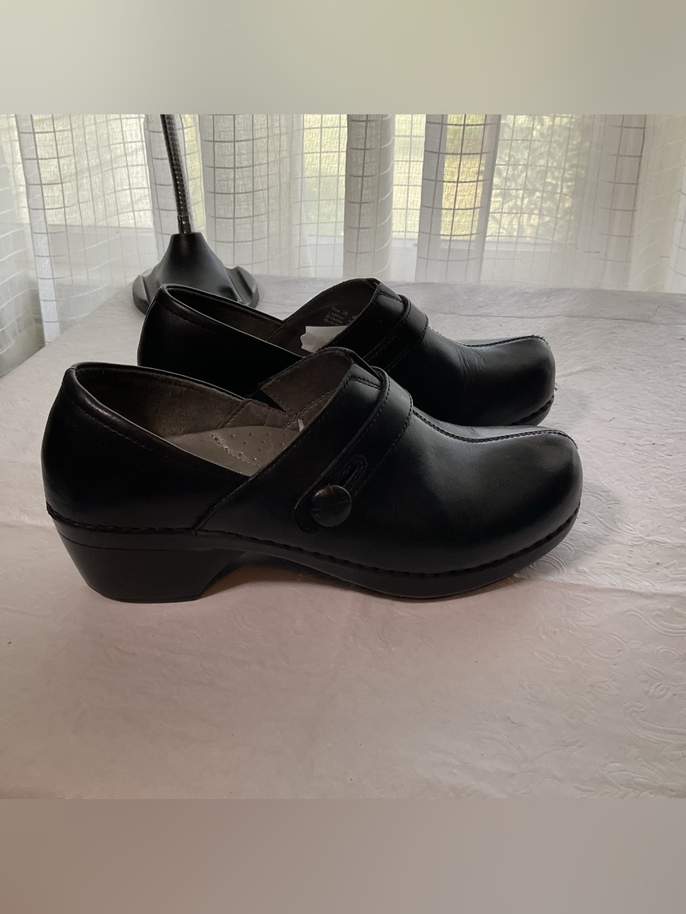 Dansko Solstice Button Women’s Black Leather Clogs. Size 39(8.5) - Picture 3 of 8